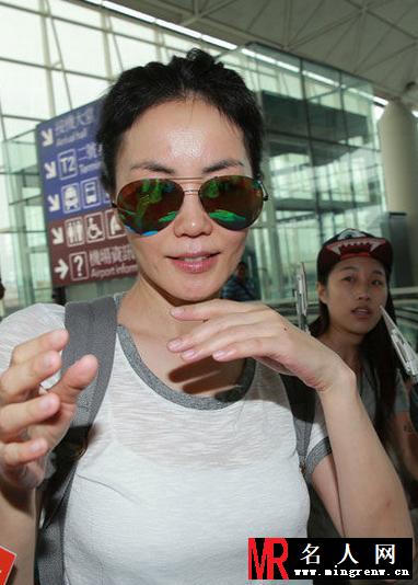 王菲现身遭围堵 懒理前夫绯闻拒采访(1)