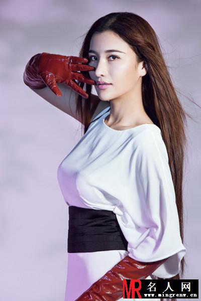 张虹一时尚写真曝光 白色长裙秀美腿(1)