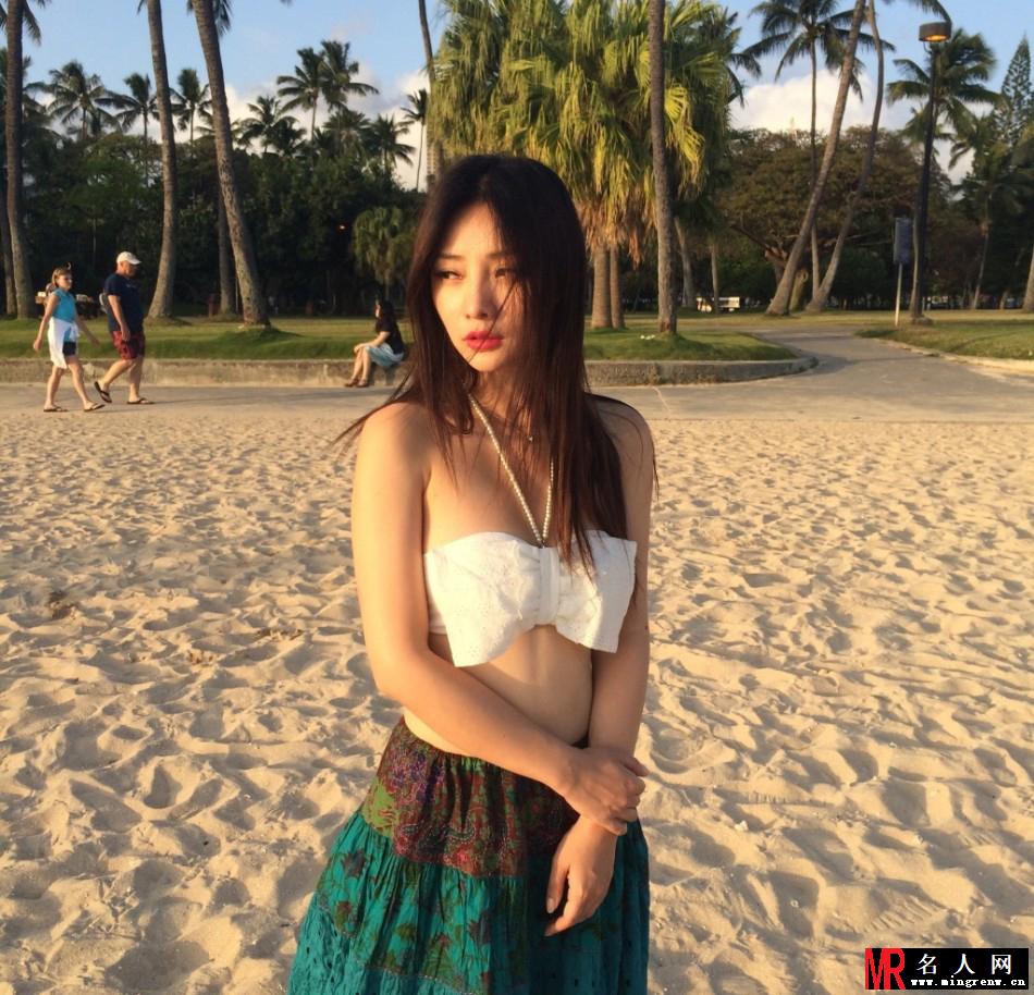 女神柳岩沙滩藏胸露腰 甜美妩媚海边倩影(1)