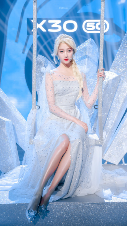 郑爽关晓彤冰雪奇缘 公主造型高贵唯美(1)