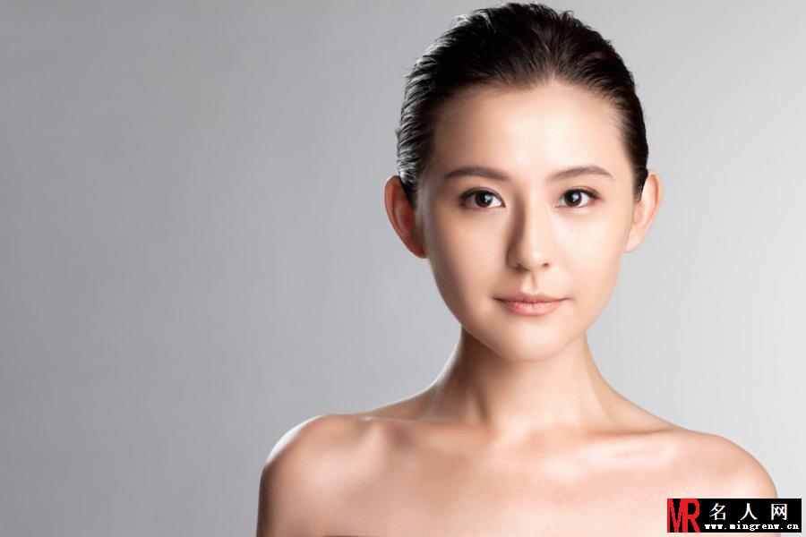 热依扎裸妆写真 大秀修长美腿(1)