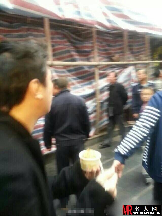 王思聪开豪车街边吃小吃 身边妹子又换了(1)