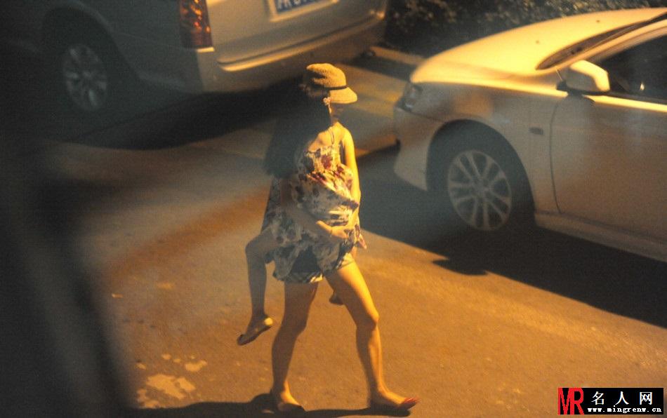 马伊琍携女深夜探班文章 超短裤打扮清凉(1)
