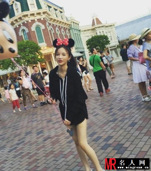 王思聪新女友曝光 嘟嘴卖萌秀美腿(1)