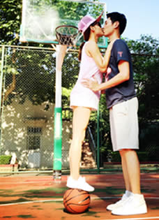 张嘉倪与男友秀恩爱 站篮球上对嘴热吻(8P)