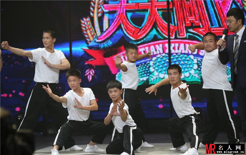 拳王邹市明武携林萌主胖轩踢馆《天天向上》(1)