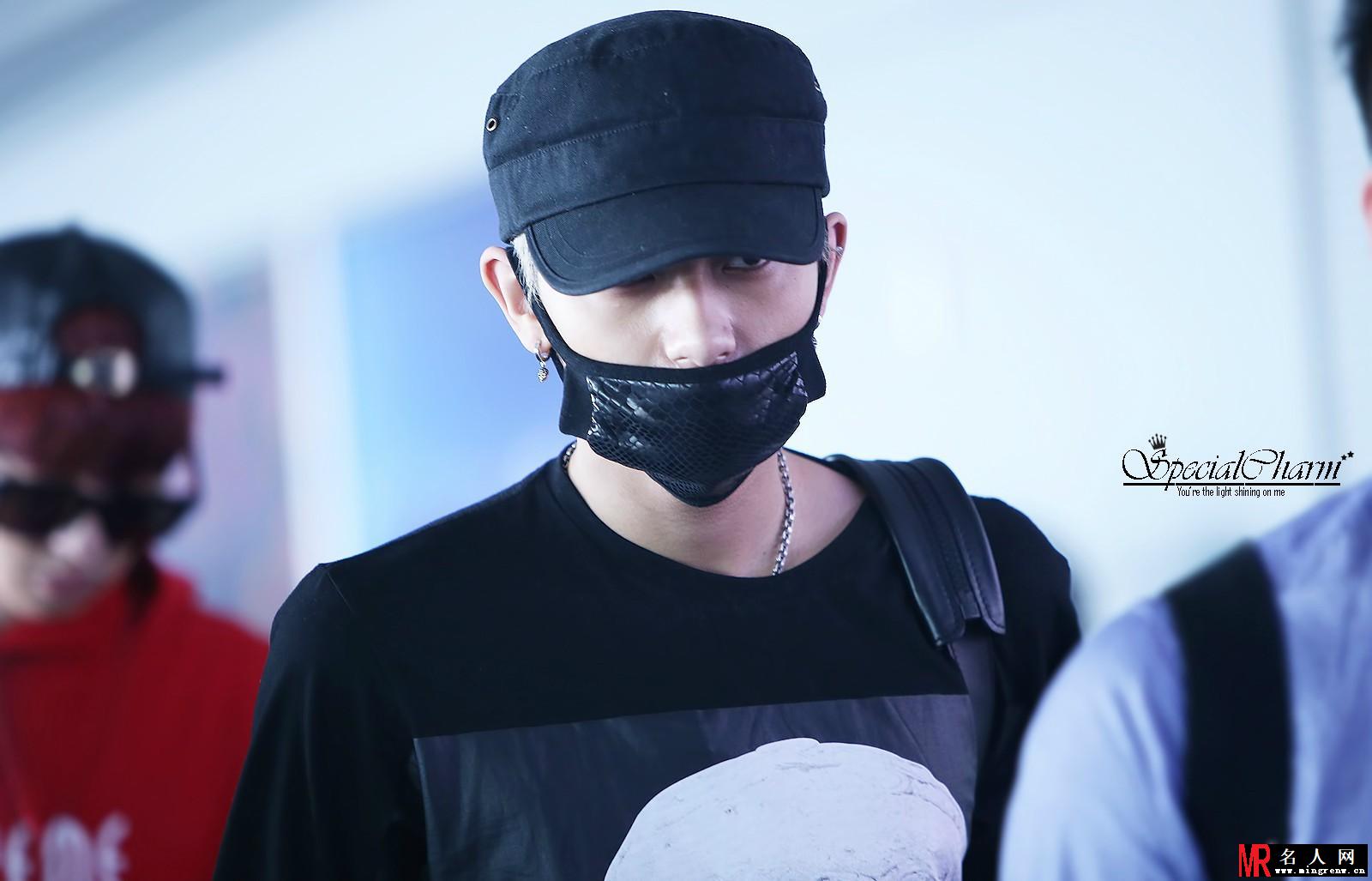2014年5月EXO上海飞韩国机场时尚帅气写真 黄子韬图片写真(1)
