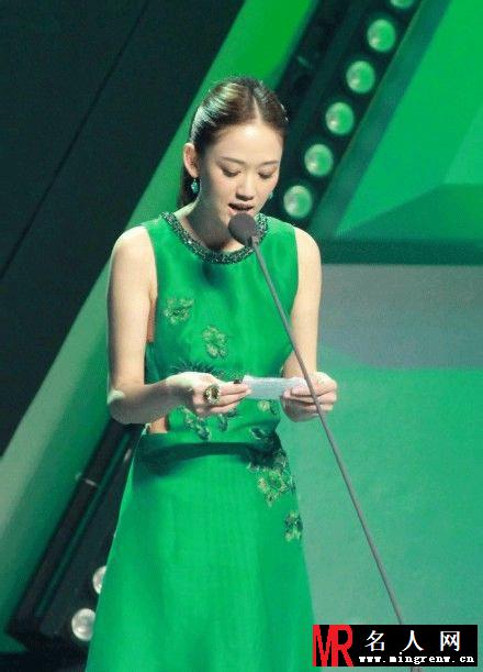陈乔恩绿色钻饰镂空连身裙出席第二届音悦V榜年度盛典活动(1)