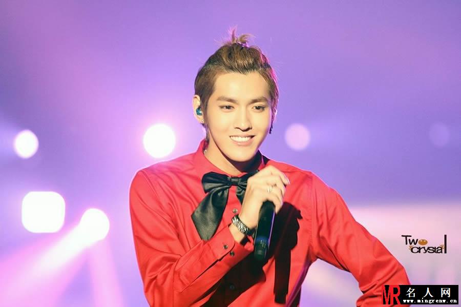 吴亦凡2013年韩国SM WEEK活动红色衬衣扎小辫颜值逆天卖力表演(1)