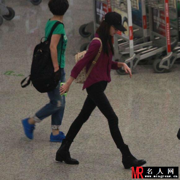 倪妮机场被偷拍大汇总 心情高兴对着偷拍镜头卖萌(1)