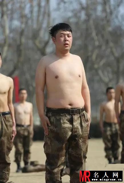 《真正男子汉》曝光半裸男子汉剧照 杜海涛大肚出镜(1)