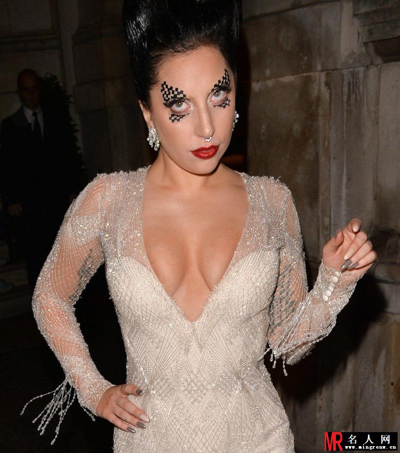 Lady Gaga爆乳出境 奇葩妆容成功博眼球(1)