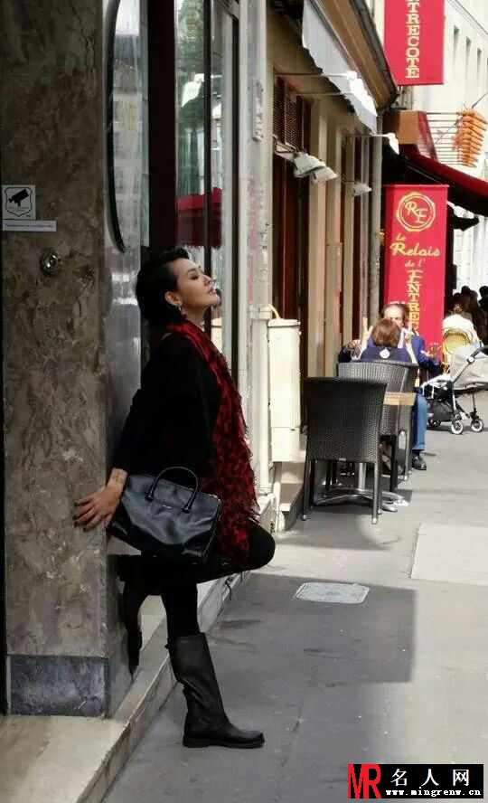 小S巴黎街头上演辣妈自拍 性感Pose六连拍(1)