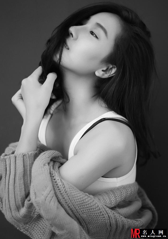菅韧姿慵懒写真 低眉浅笑展迷人气质(1)