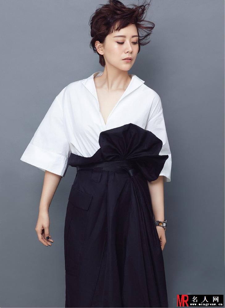 海清时尚杂志写真曝光 率性干练不失柔美(1)