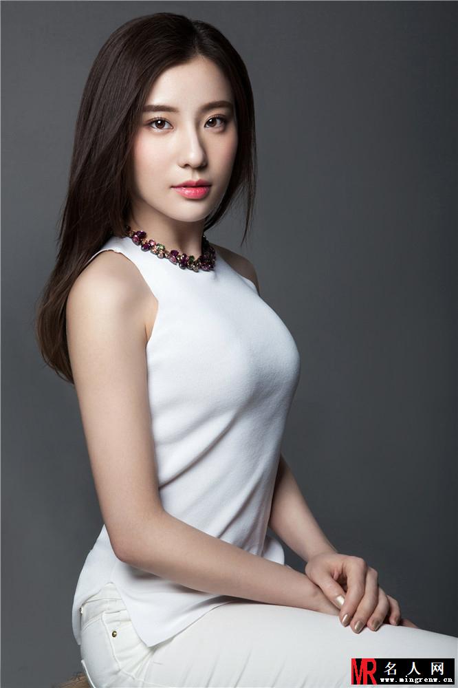 鲍天琦唯美写真曝光 裸妆浅笑镜头感十足(1)
