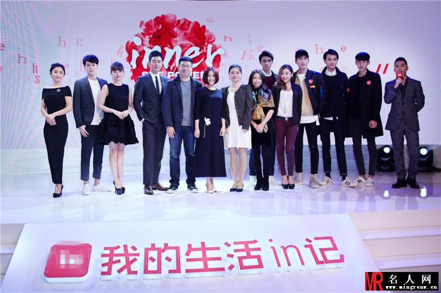 朱亚文亮相活动 帅气西装大秀长腿(1)