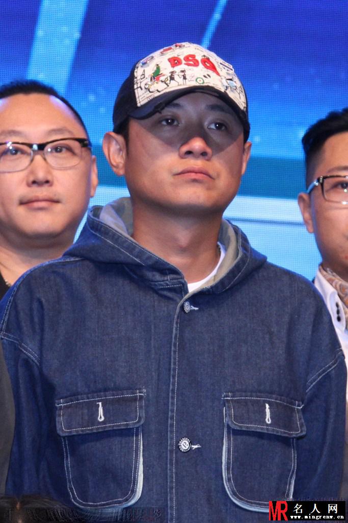 文章吐舌卖萌 捞金全程戴帽显高冷(1)