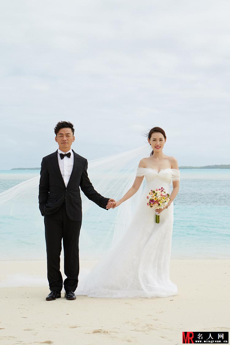 王宝强夫妇海岛拍婚纱照 拥抱牵手十分甜蜜(1)