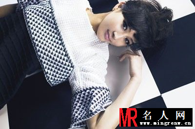 2013年4月《vogue》杂志张钧甯写真 大玩鬼马撞色风(1)