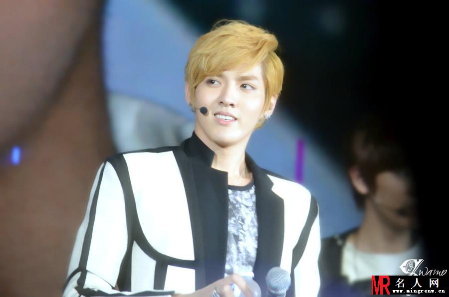 吴亦凡2012年新加坡SMT激情演唱掀起全场高潮(1)
