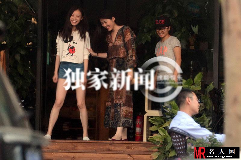 倪妮机场被偷拍大汇总 凉爽夏装米奇衣凸显可爱青春(1)