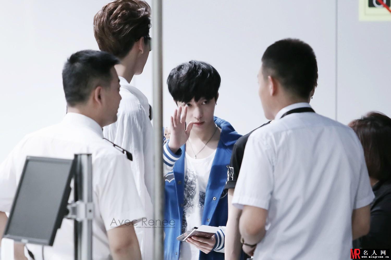 EXO张艺兴2014年5月仁川飞北京 蓝白外套变身哆啦A梦(1)