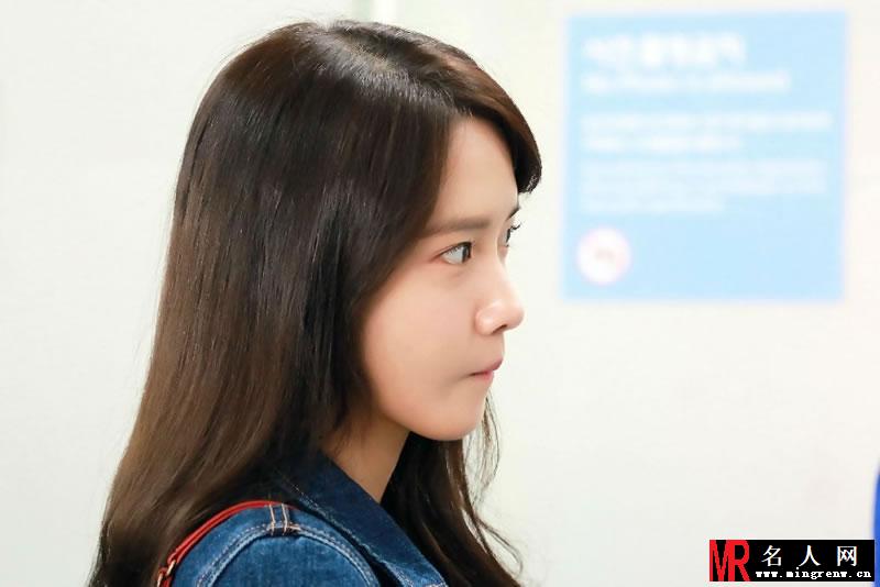 少女时代允儿素颜机场照 撩发抿嘴自然清新(1)