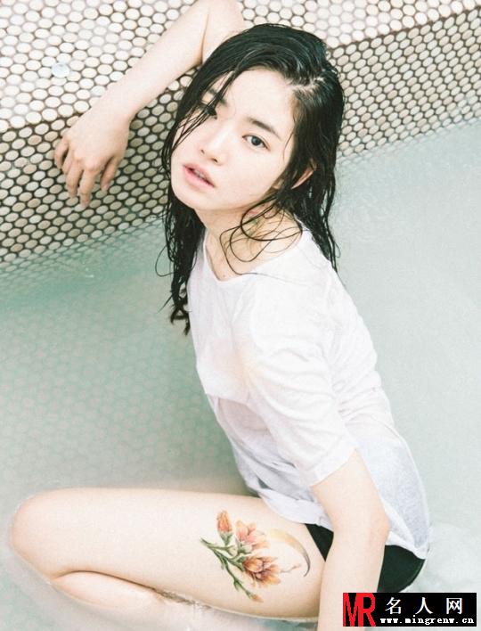 韩女星黄胜妍性感白衬衫湿身写真 魅惑纹身引粉丝欢呼(1)