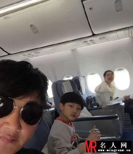 孙楠携子女出游心情大好 退赛风波无影响(1)