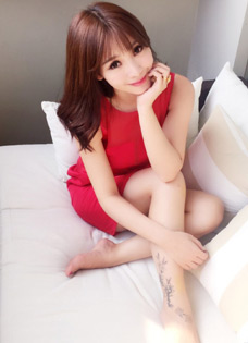 性感女神柳岩抱爱犬出镜露纹身(10P)