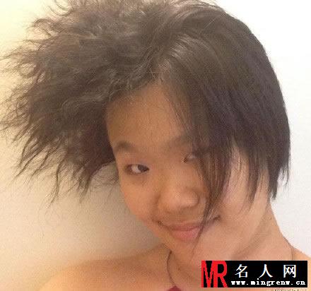 毕福剑女儿杀马特自拍吓坏网友 自黑无下限(1)