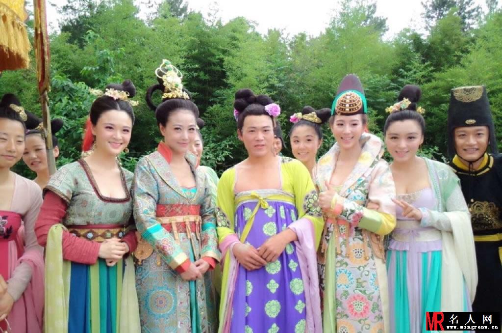 周海媚微博曝光武媚娘片场照 众娘娘齐抛胸(1)