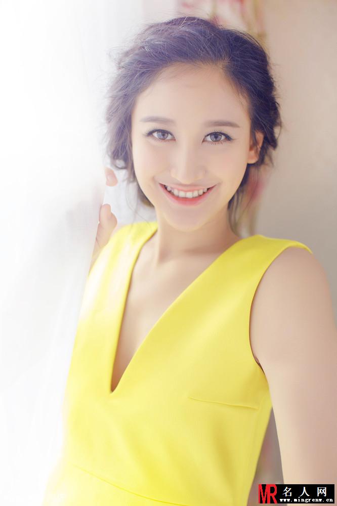 曾泳醍靓丽时尚写真 甜美随性展笑容(1)