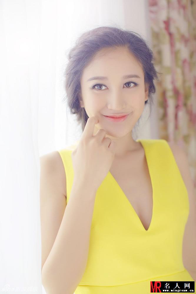 曾泳醍靓丽时尚写真 甜美随性展笑容(1)