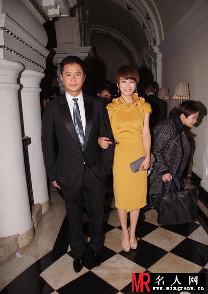 谢楠黄色礼服出席公益活动 落座时险走光(1)