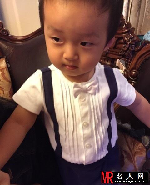 皓皓过生日妈妈送祝福 迷你轩成新晋小萌神(1)