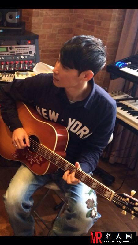 周杰伦唱新专辑歌曲为杨瑞代庆生(1)