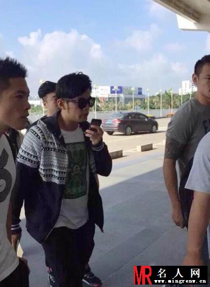 周杰伦握手机现身 疑与爱妻昆凌语音聊天显甜蜜(1)