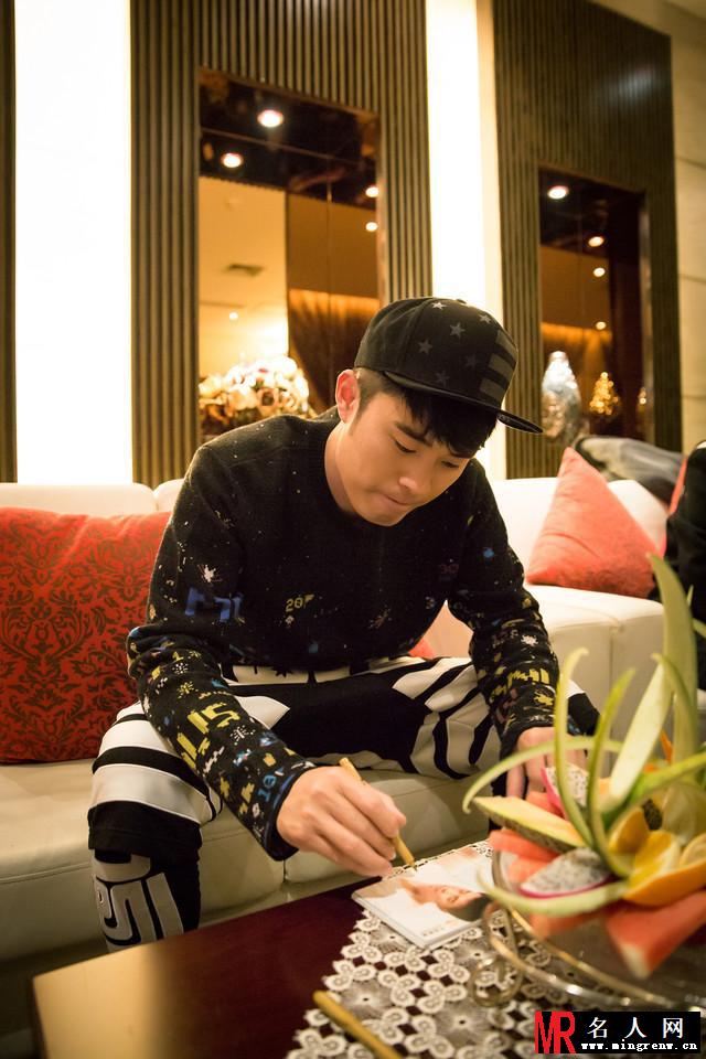 张一白携陈赫来福州宣传《匆匆那年》现场玩自拍(1)