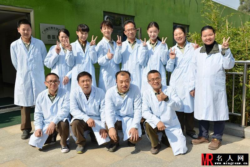 倪妮《奇妙的朋友》精选剧照 聪明的猿猴牵着倪妮散步(1)