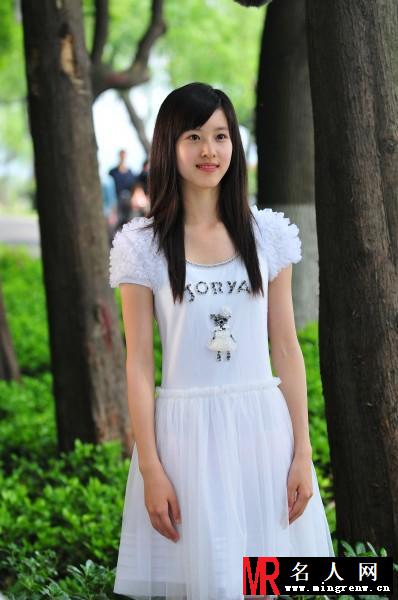 奶茶妹妹章泽天昔日室外清纯甜美写真照(1)