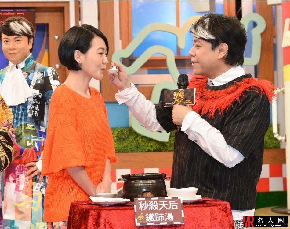 小S贴身抚摸吴奇隆蜡像 豪放摸下体现场脸红心跳(1)
