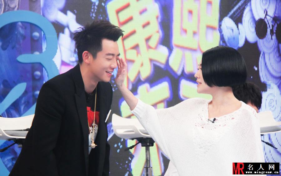 郑恺做客康熙来了 被小S双手抚摸(1)
