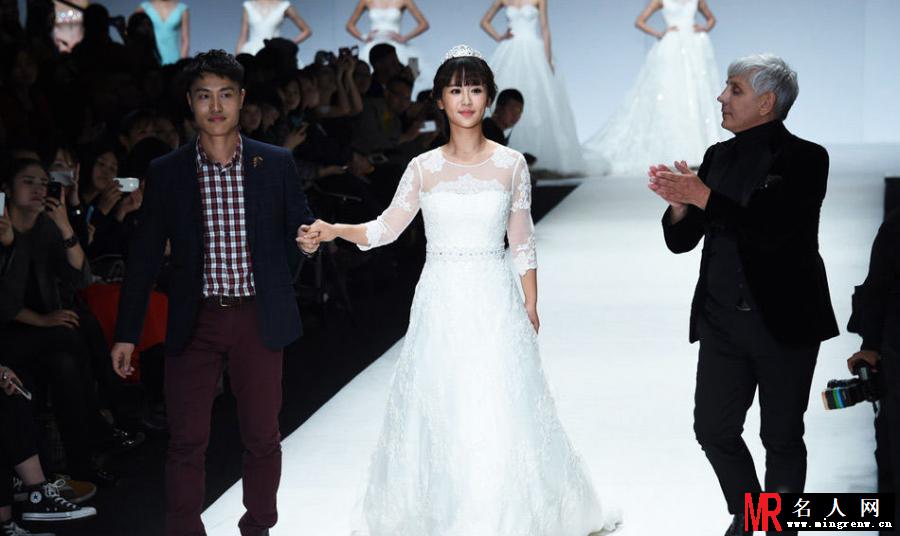 杨紫披婚纱走T台 大展甜美笑容惹人爱(1)