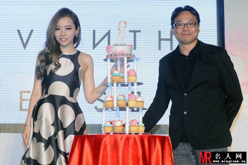 张靓颖波点裙现身庆功会 卷发造型尽显女人味(1)