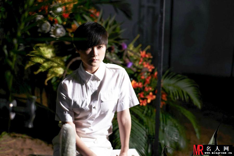 李宇春文艺写真 纯白衬衣展率性(1)