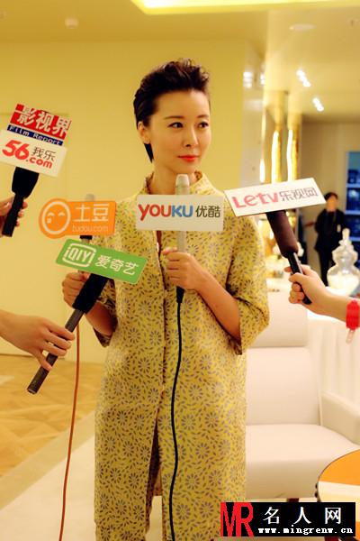 柯蓝干练现身品牌活动 神清气爽显大气(1)