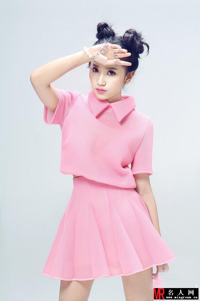 解惠清甜美系写真曝光 粉色套裙尽显青春活力(1)