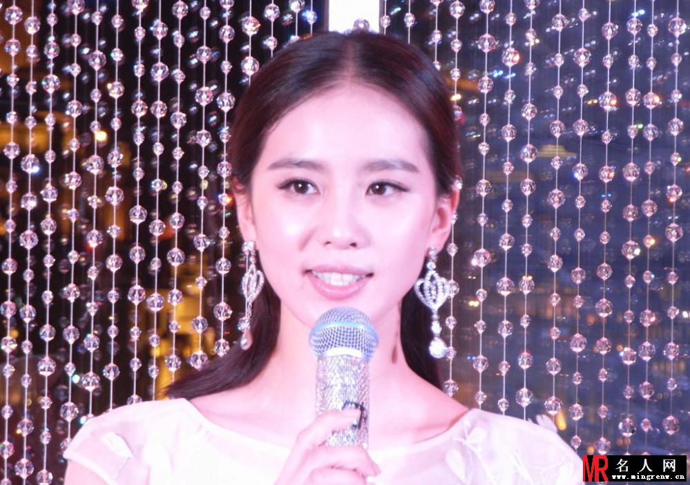 刘诗诗着透视装性感亮相 大玩自拍心情靓(1)